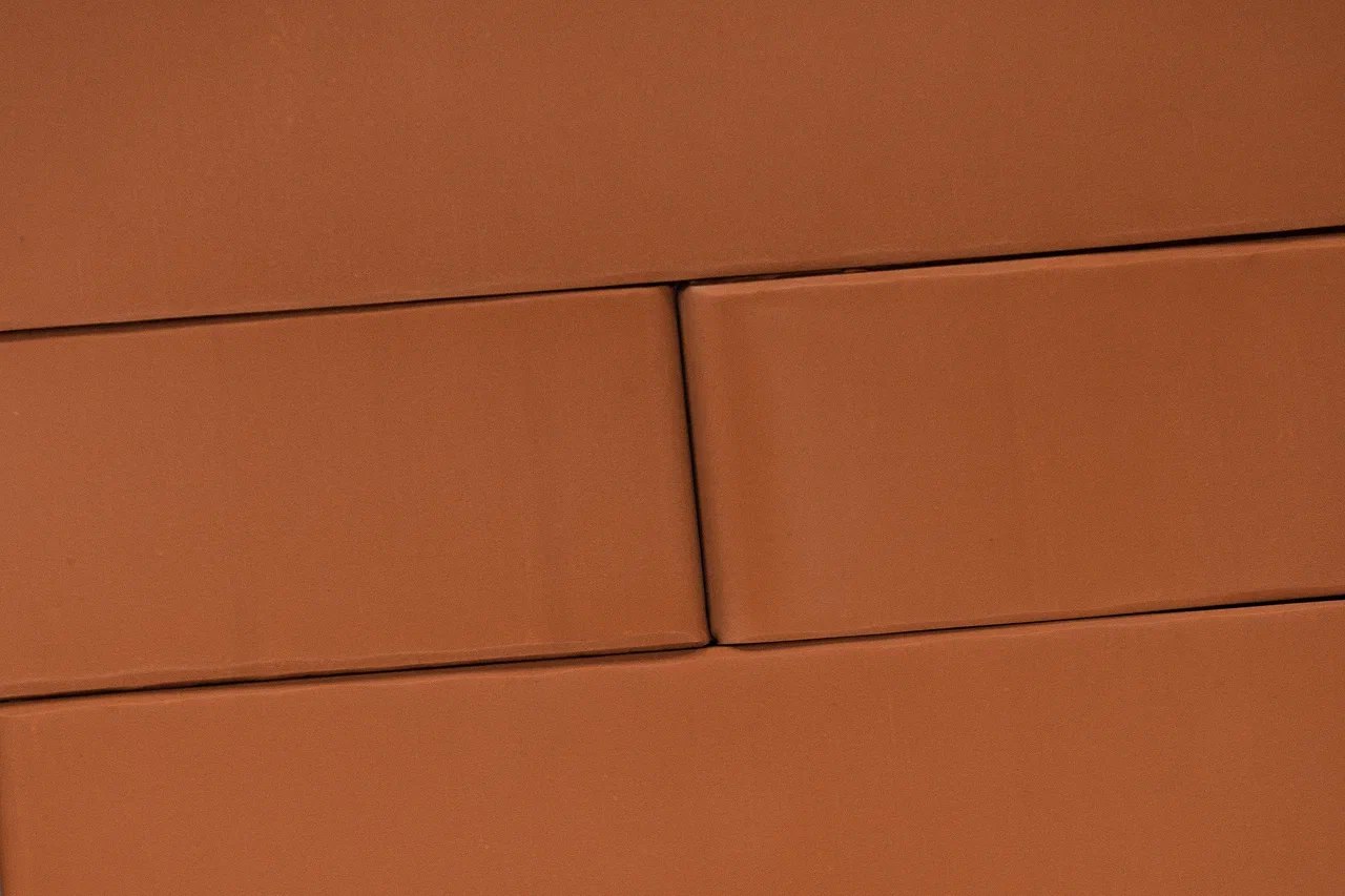 Кирпич керамический облицовочный пустотелый одинарный гладкий КР-л-пу 1НФ 250x120x65 красный M200